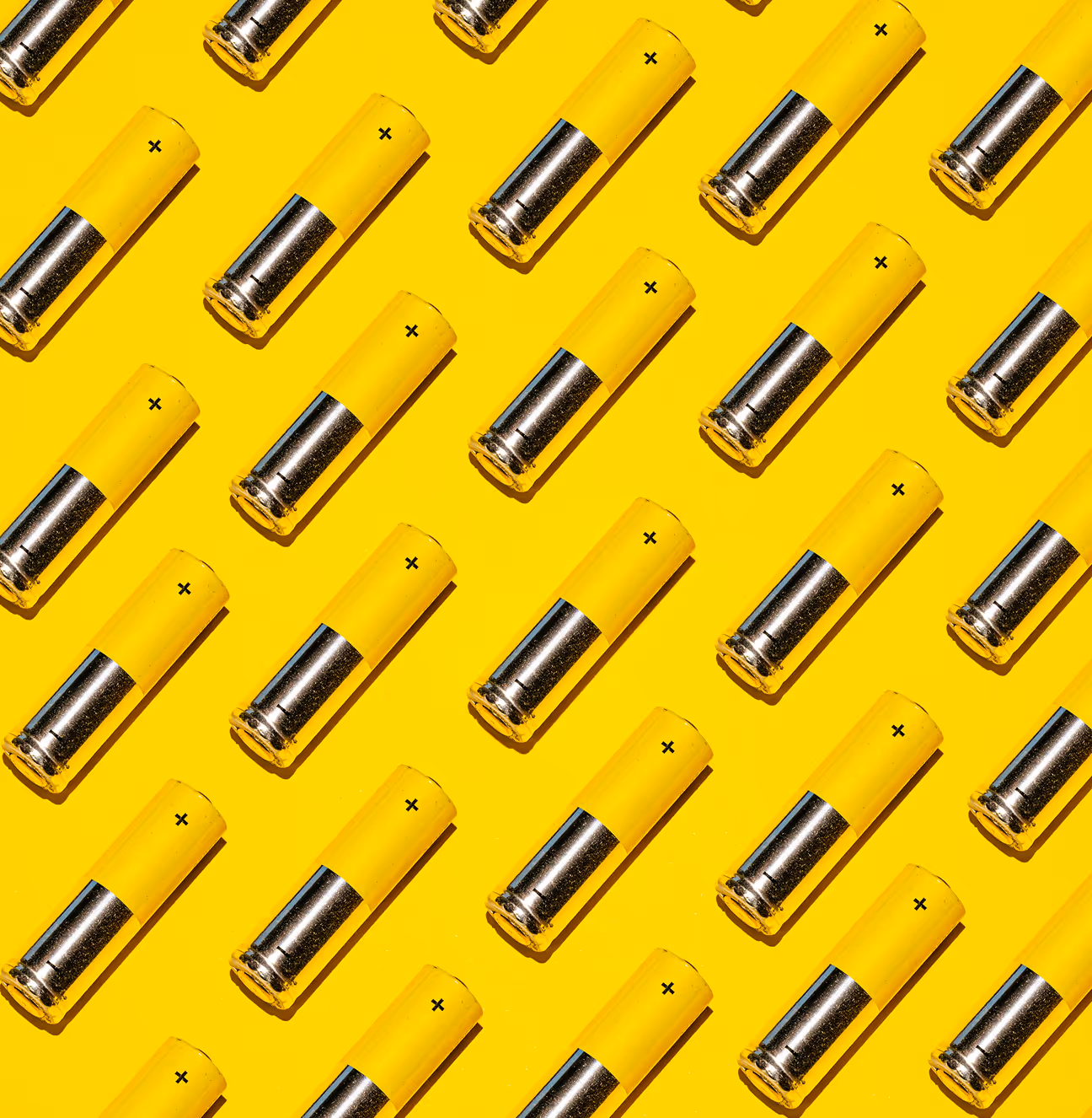 AAA-batterijen in een patroon op een gele achtergrond