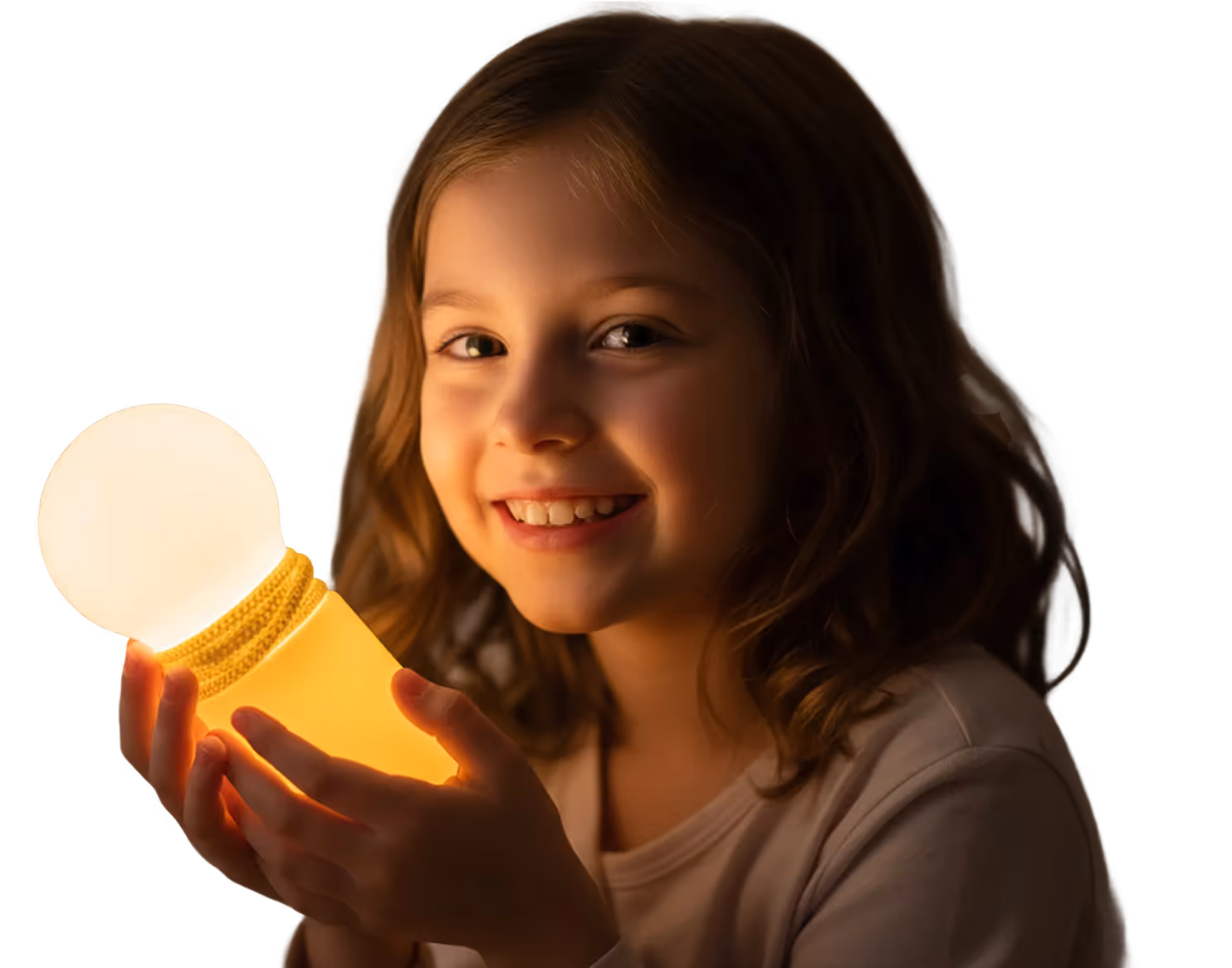 Een lachend meisje houdt een brandende noodlamp in haar handen