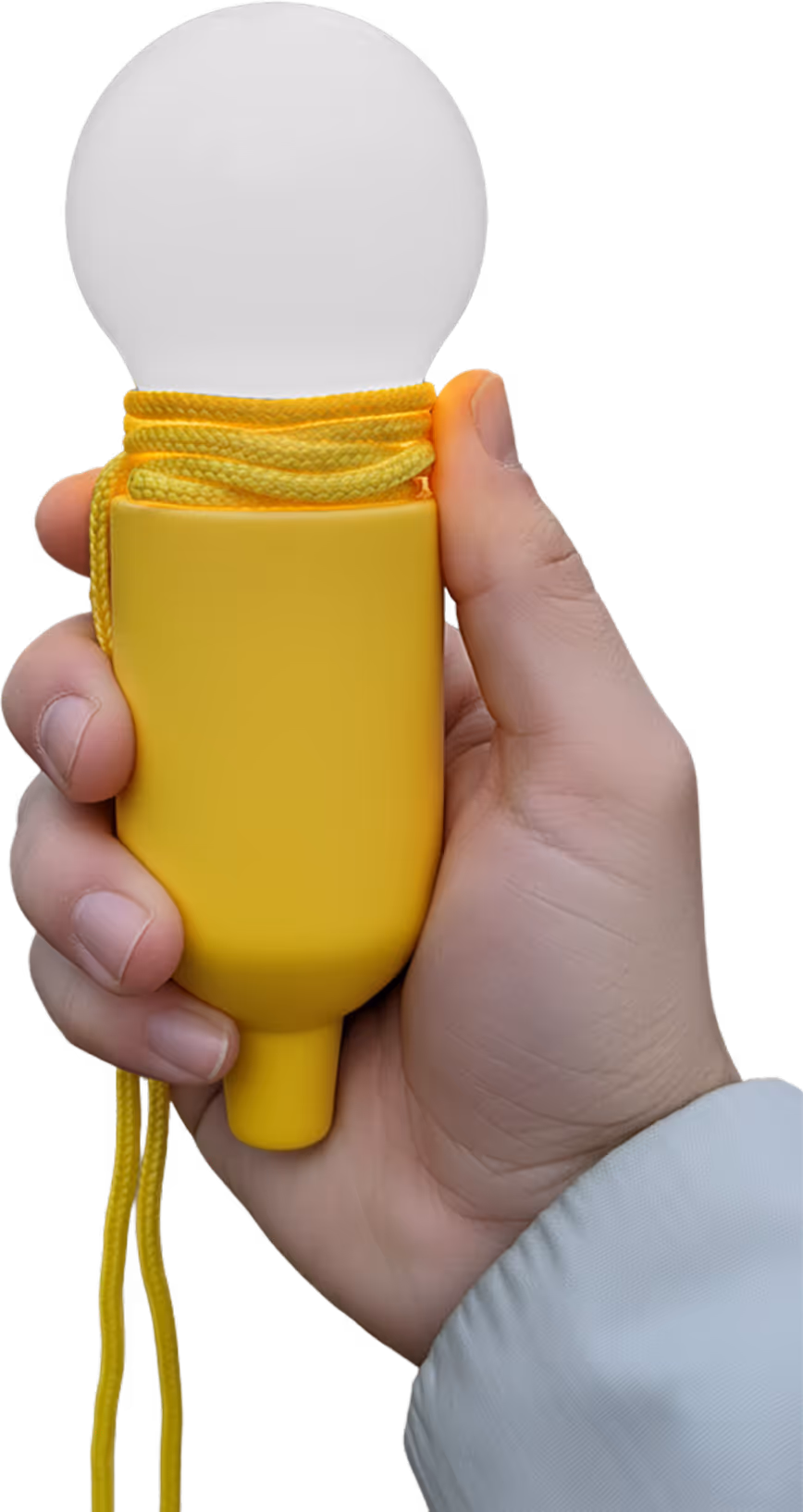 Een hand houdt de gele noodlamp vast, de lamp is uit